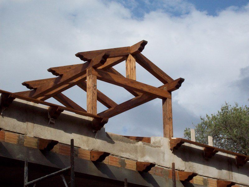 Tetto in legno in costruzione 11