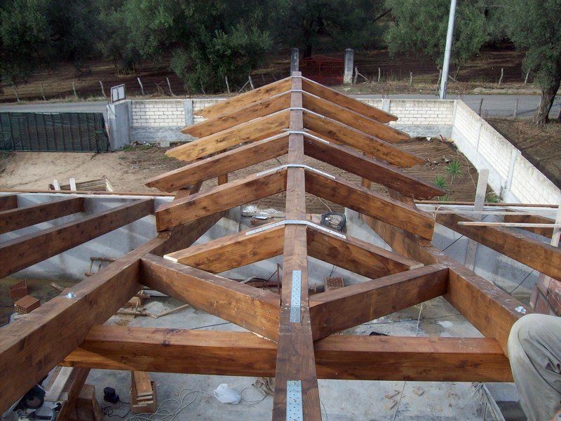 Tetto in legno in costruzione 2