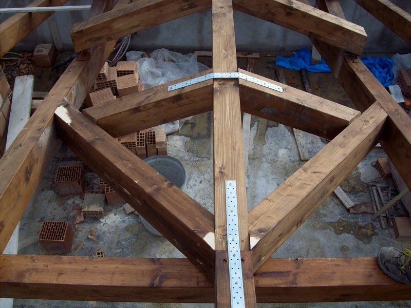 Tetto in legno in costruzione