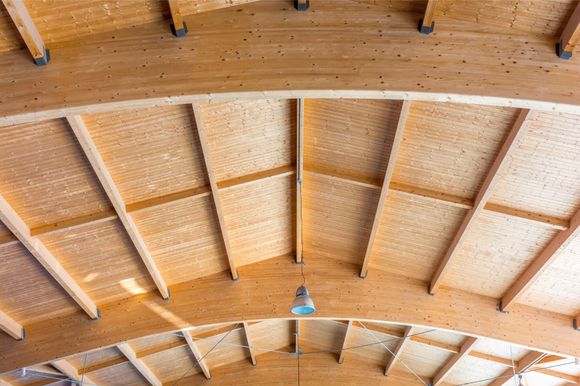 Interno con tetto in legno