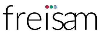 gemeinsam frei sein Das Wort freisam in schwarzer Schrift mit engem Zeichenabstand in der zweiten Wortsilbe und mit drei farbigen Punkten über dem „i“.