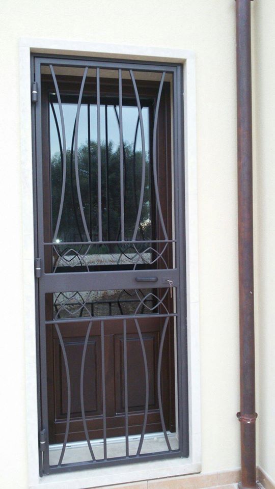Porta-finestra con inferriata di sicurezza