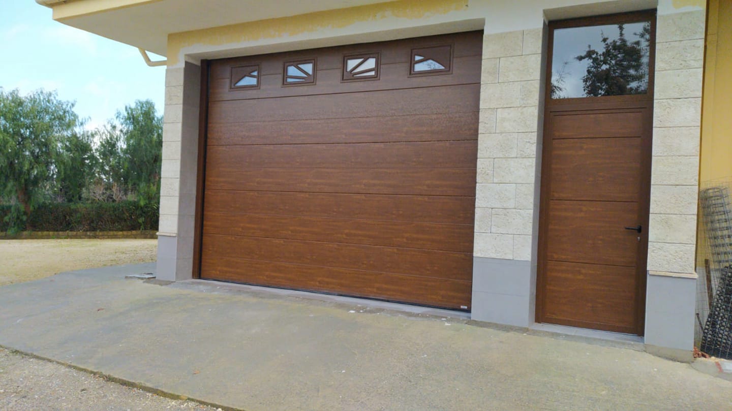 porta sezionale in legno scuro