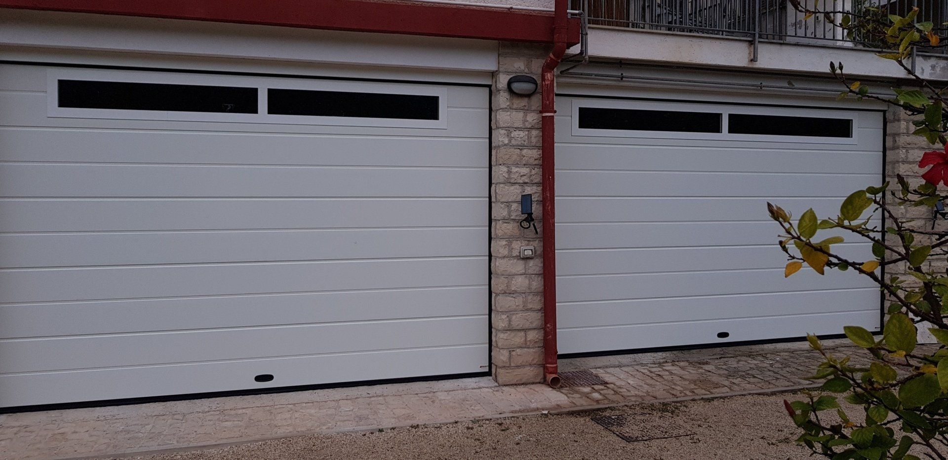 garages con porte sezionali bianche