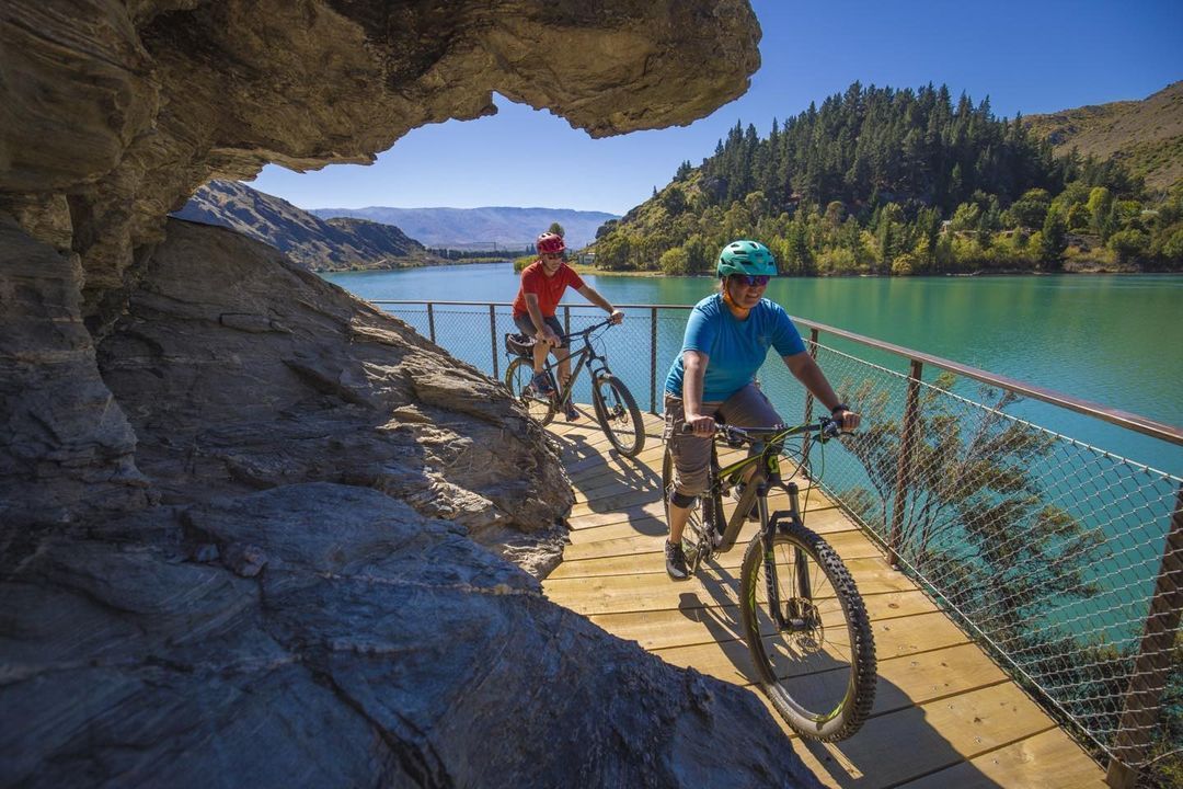 Cyclists riding along Lake Dunstan bike trail