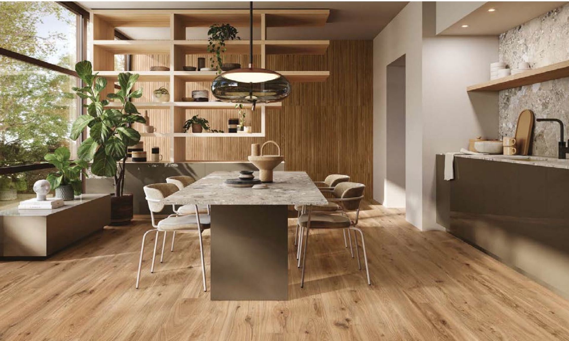 Sala da pranzo con pavimenti in legno, tavolo, sedie, scaffali e ampia finestra.