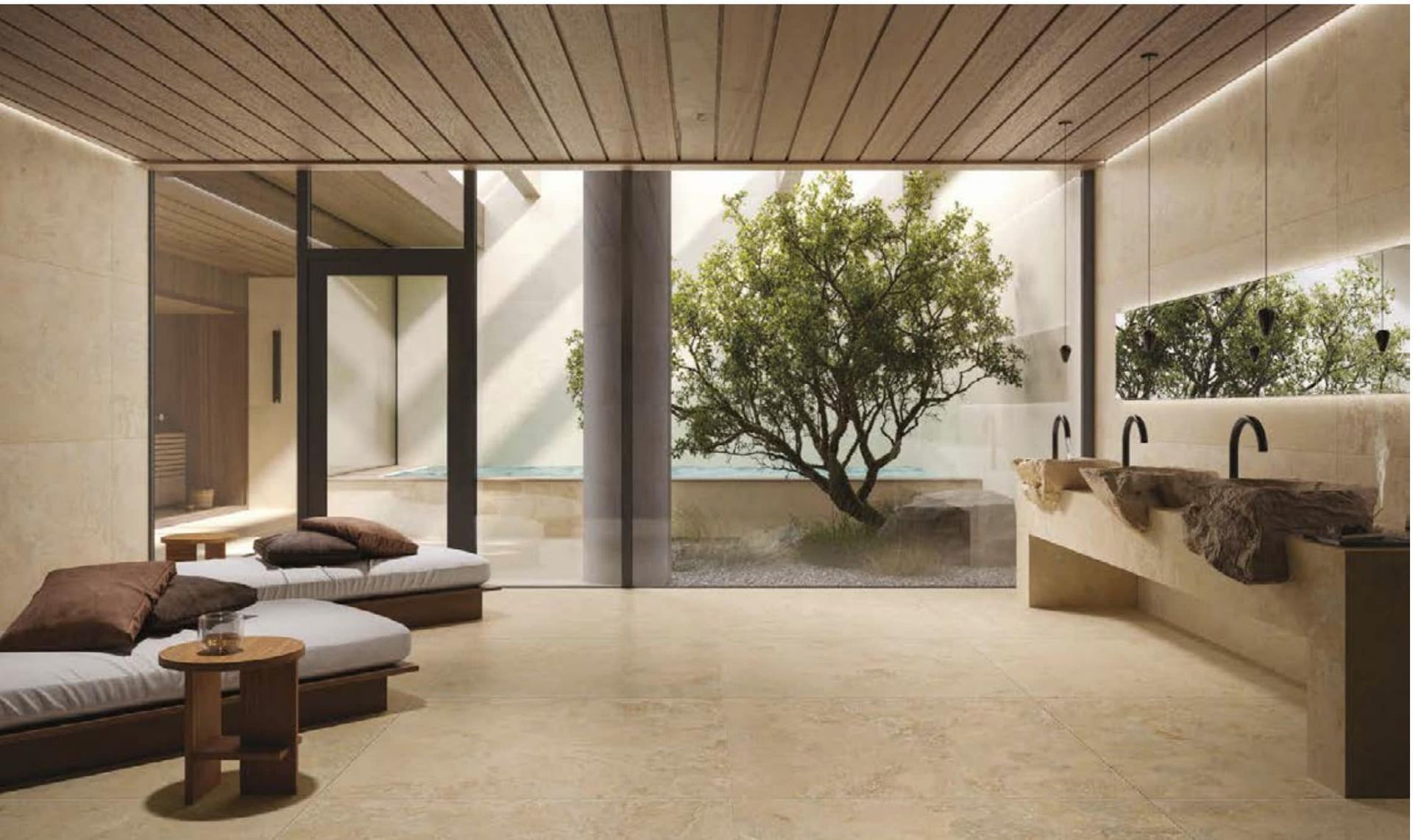 Bagno in stile spa con ampia finestra che si affaccia su un albero e sull'area esterna. Pietra beige, soffitto in legno e sedute lounge.