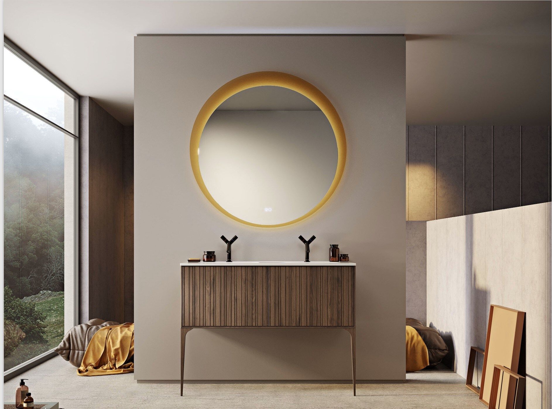 Bagno con specchio rotondo con cornice dorata, mobiletto in legno con rubinetti neri e ampia finestra.