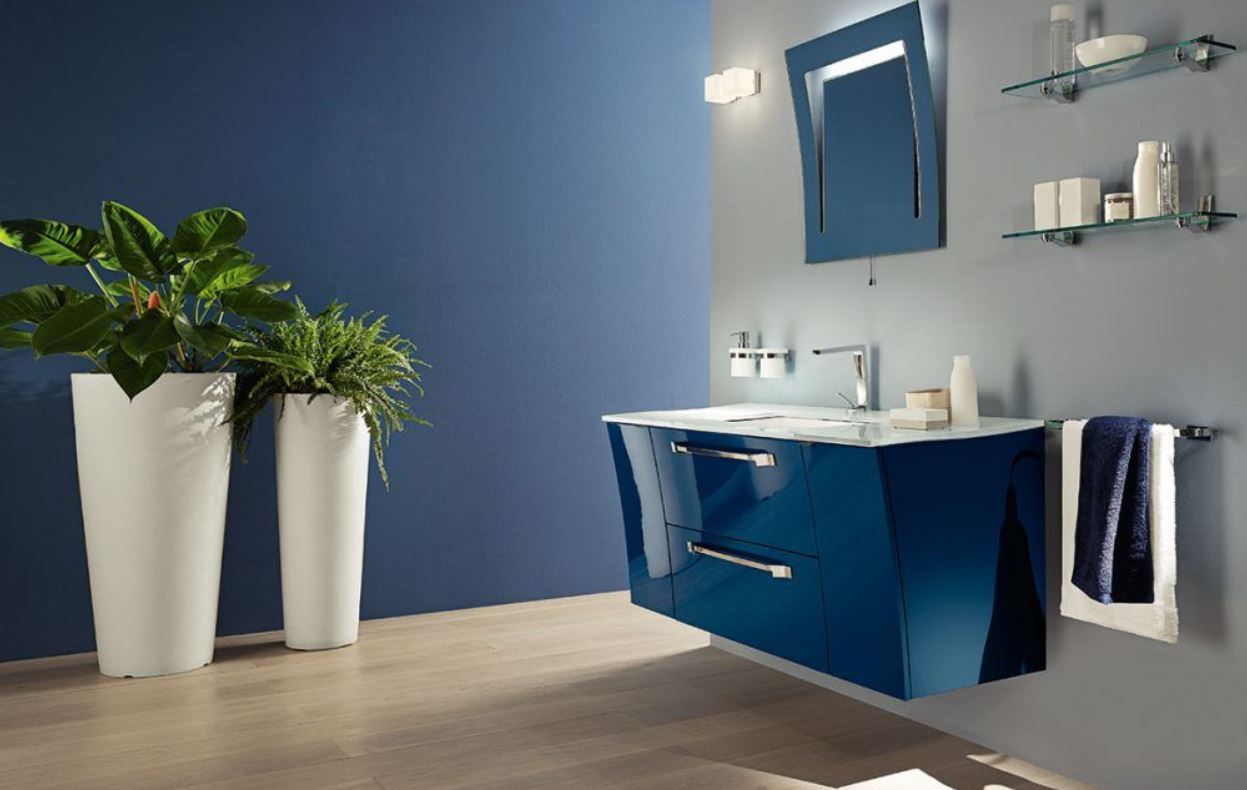Mobile bagno blu con specchiera