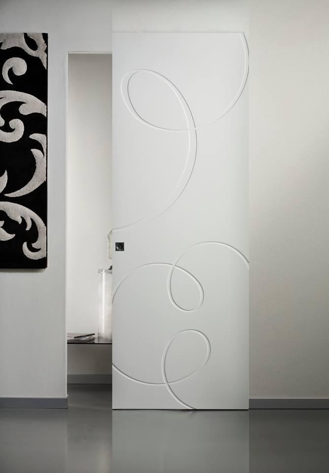 Porta scorrevole bianca con decoro