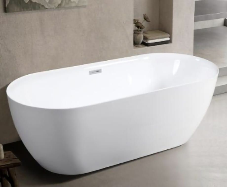 Vasca da bagno ovale bianca indipendente in un ambiente bagno minimalista.