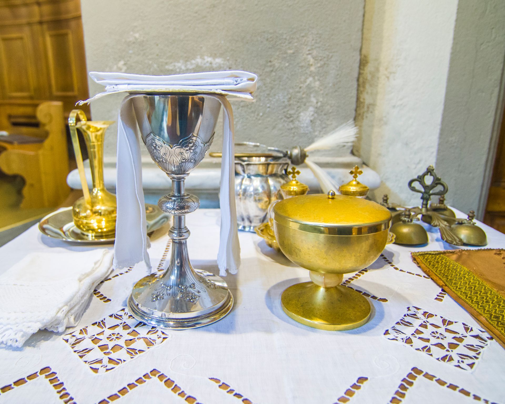 Un tavolo con un calice e una ciotola sopra