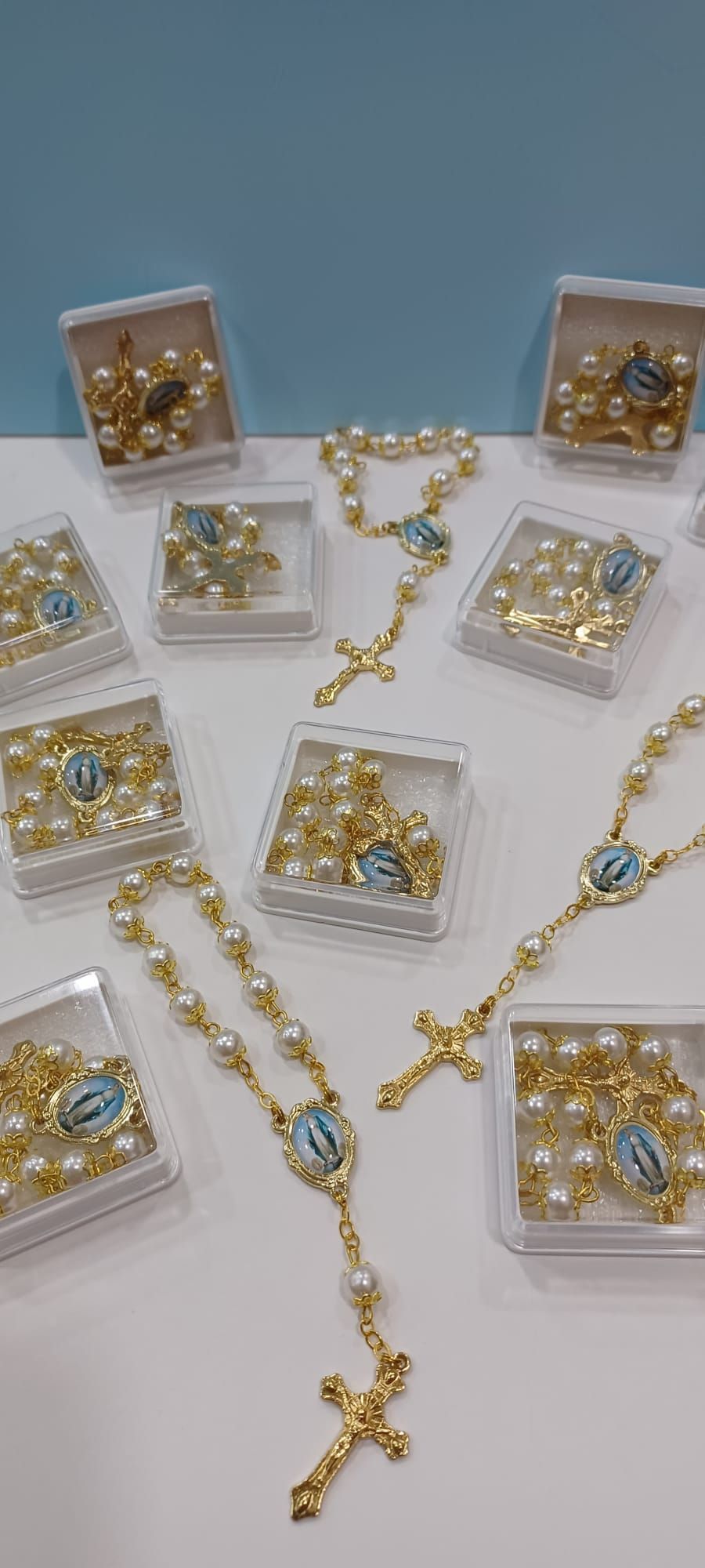 Un mazzo di grani del rosario è appoggiato su un tavolo.