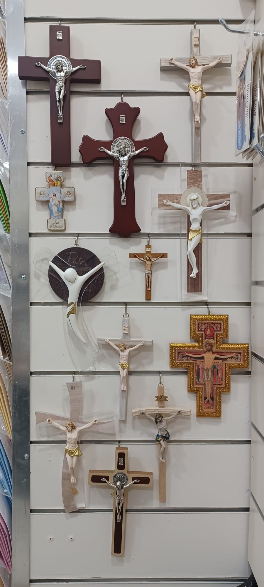 Ci sono molti tipi diversi di croci sul muro.