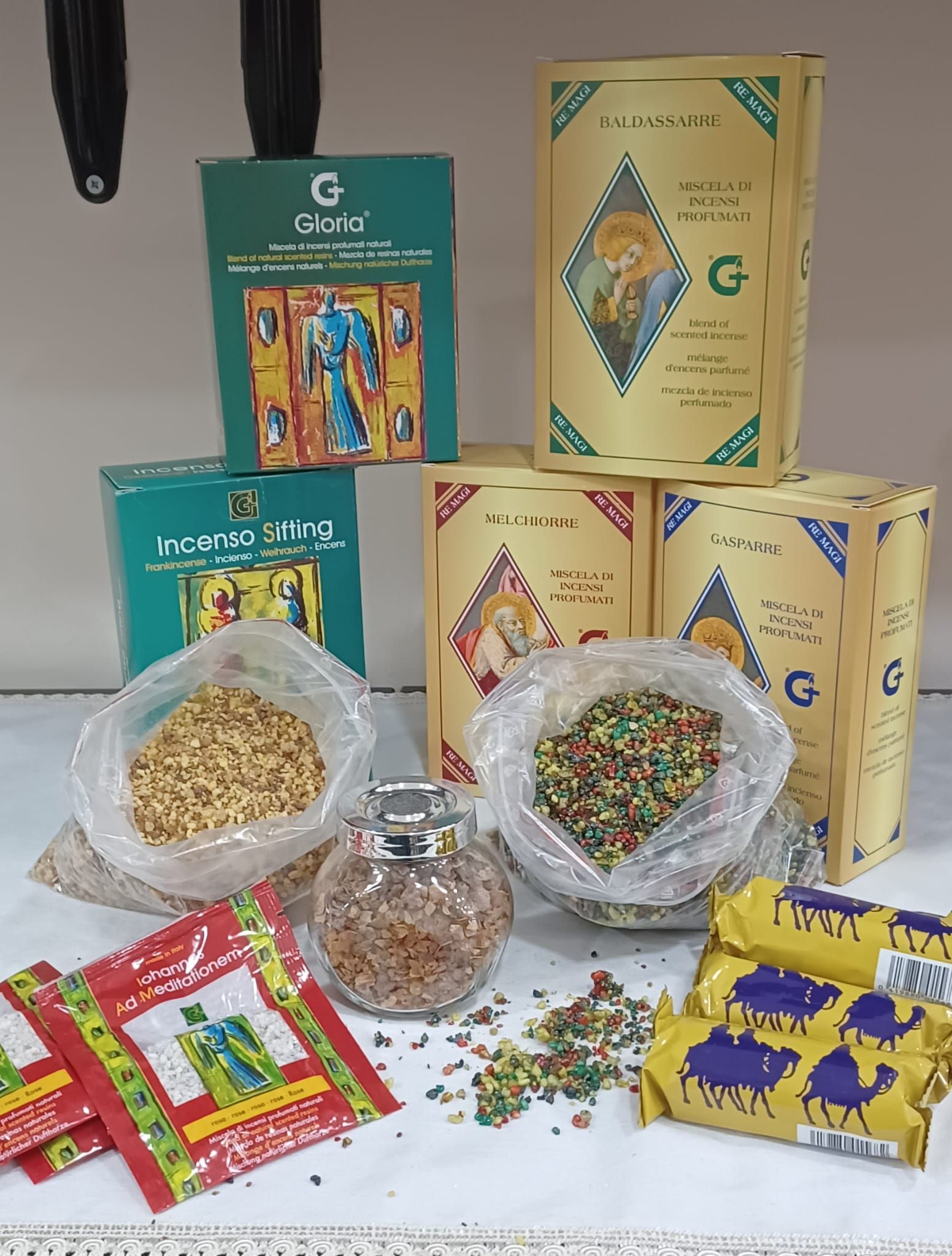 Un mucchio di scatole con una che dice