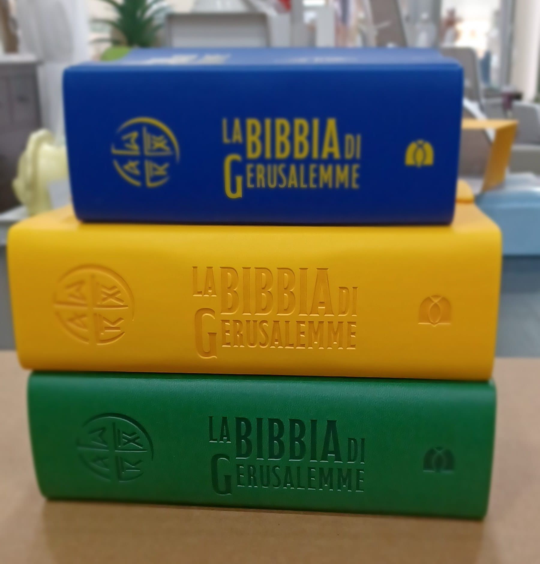 Tre libri sono impilati uno sopra l'altro e uno di essi dice la bibbia di gerusalemme
