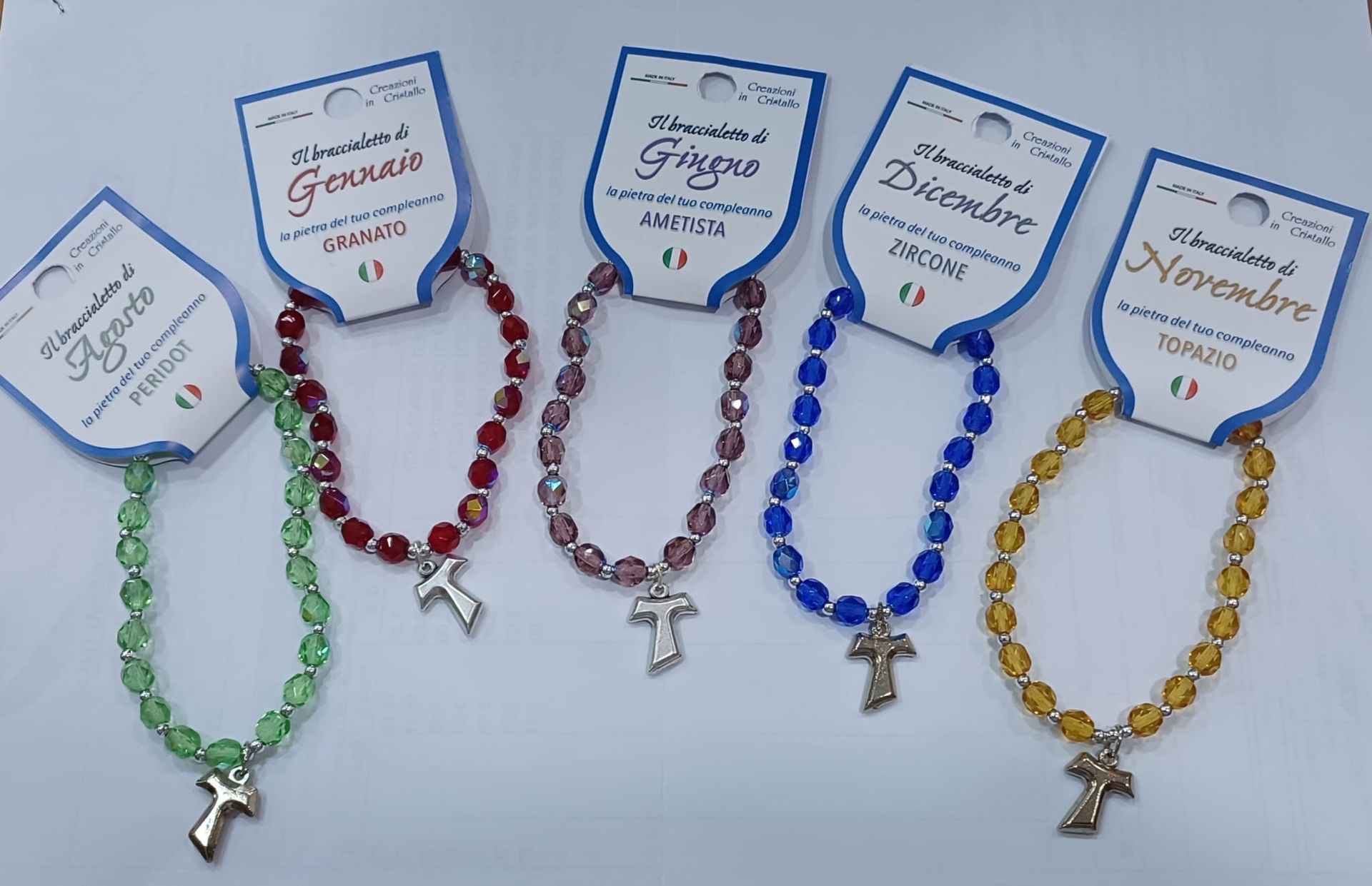 Un gruppo di braccialetti con una croce sopra