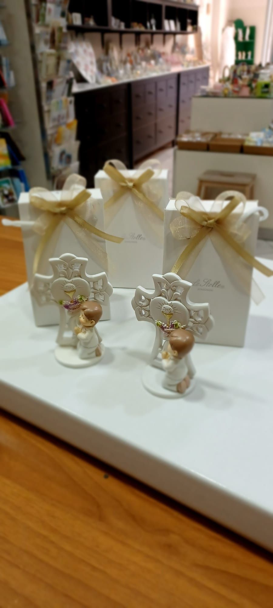 Un paio di statuette sedute su un tavolo di legno.