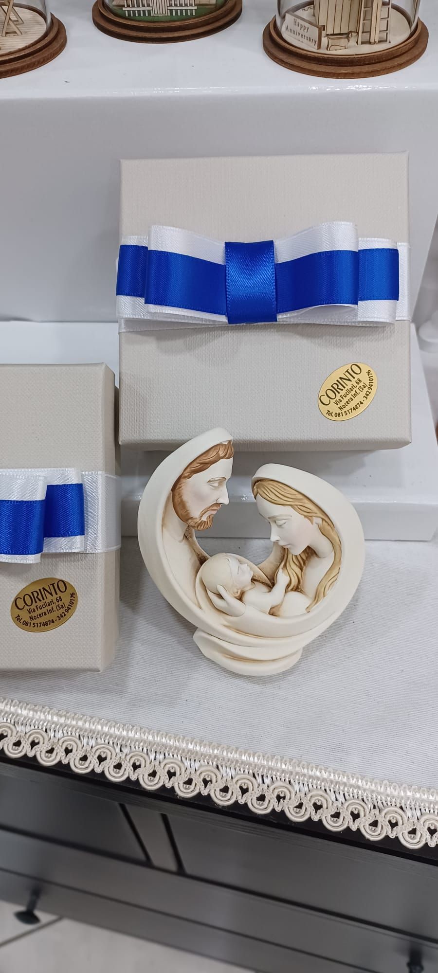 Un paio di scatole con un nastro blu sono appoggiate su un tavolo.