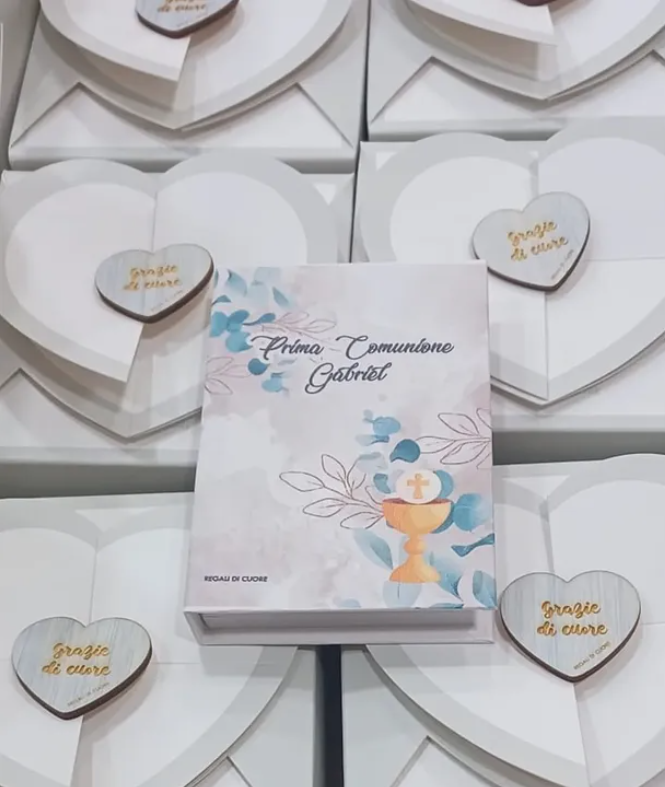 Un libro in una scatola a forma di cuore che dice primo comunione gabriel