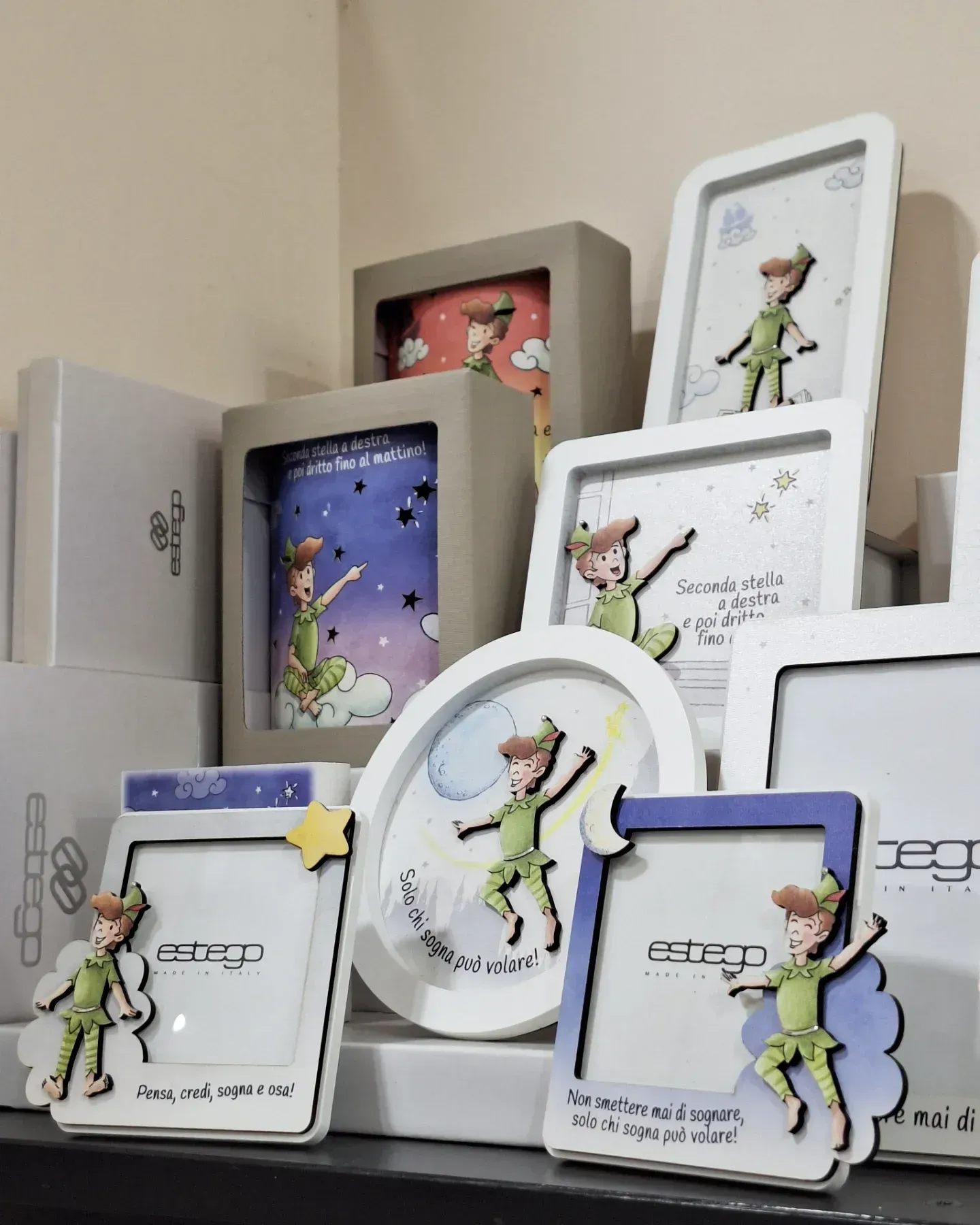 Un mucchio di cornici con Peter Pan sopra