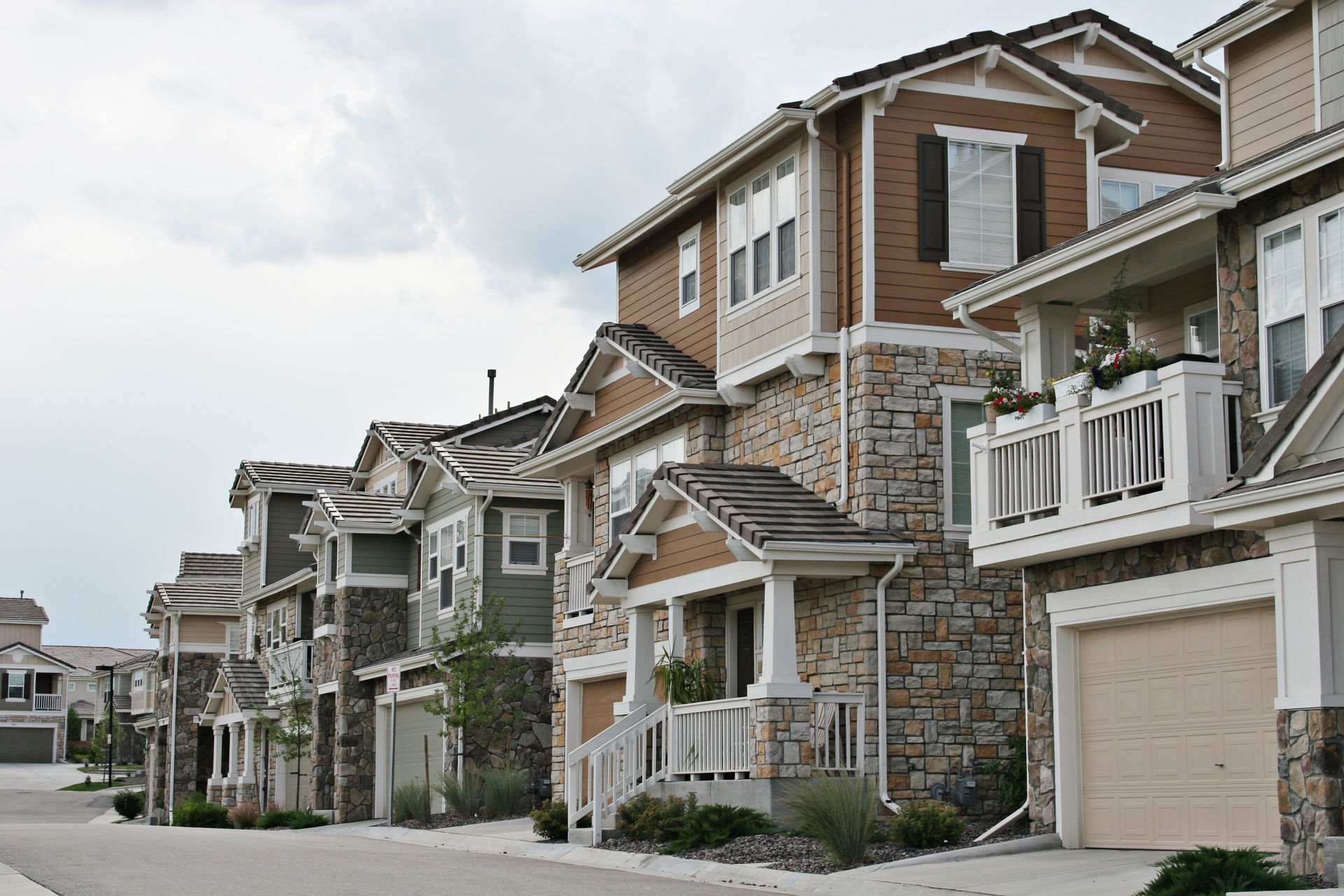 A row of houses are lined up in a residential area
