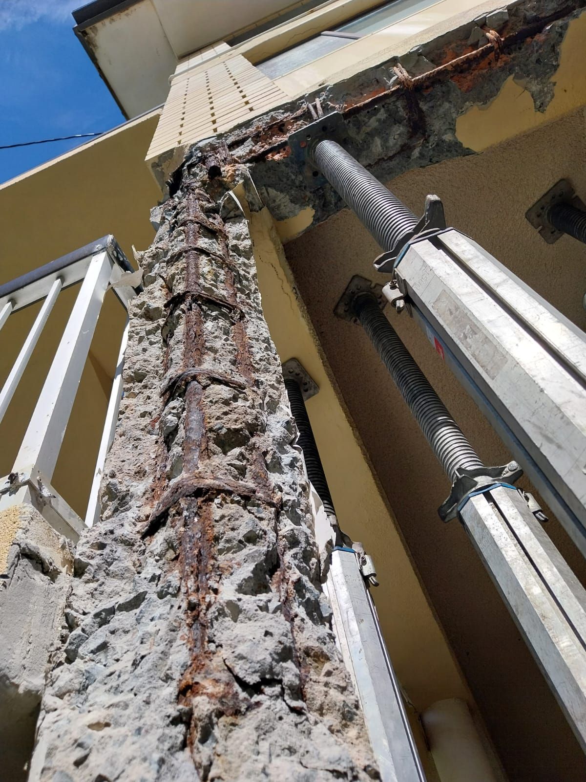 mermaid-beach-building-corner-column-beam-structural-concrete-repairs