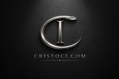 Das Logo von CristoC1.com mit einem silbernen, stilisierten „C“ und „I“ auf weißem Hintergrund