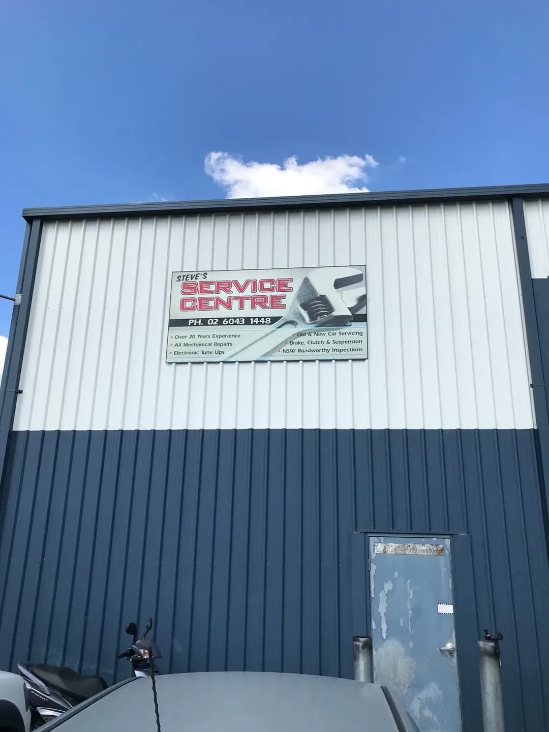 A Building With a Sign on It That Says Service Centre — Steve's Service Centre in Albury, NSW
