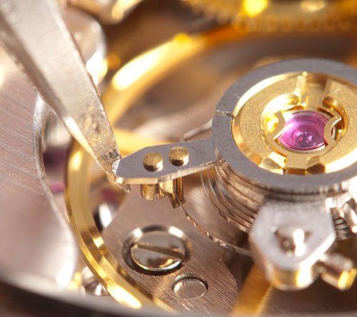 un insieme di ingranaggi di un orologio