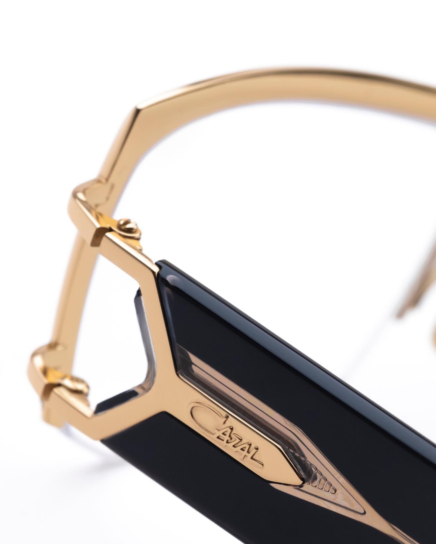 Lunette marque CAZAL - monture de lunettes ultra mode et design pour na pas passer inaperçu - vendue chez Gembloux Optique