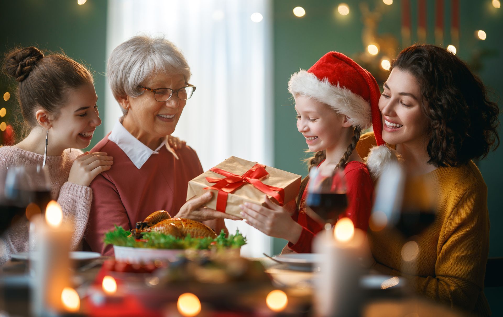 Une famille qui fête Noël et qui s'offre des cadeaux. Offrez des lunettes de chez Gembloux Optique!