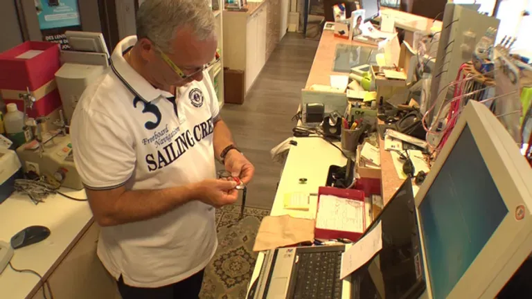 Montage des verres chez Gembloux Optique - Province de Namur