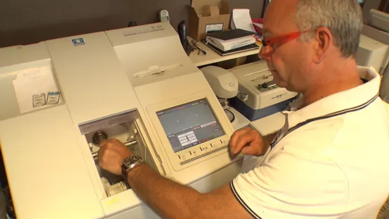 Montage des verres chez Gembloux Optique - Province de Namur