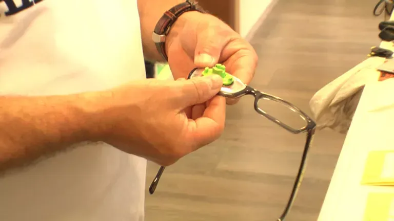 Montage des verres sur lunettes chez Gembloux Optique - Province de Namur - Opticien