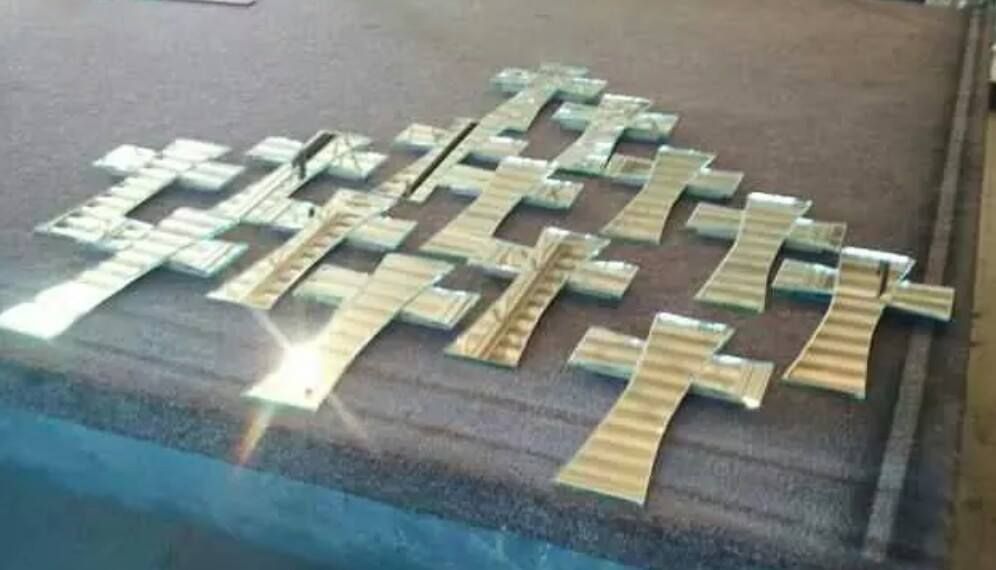 A bunch of mirrors are sitting on top of a table.