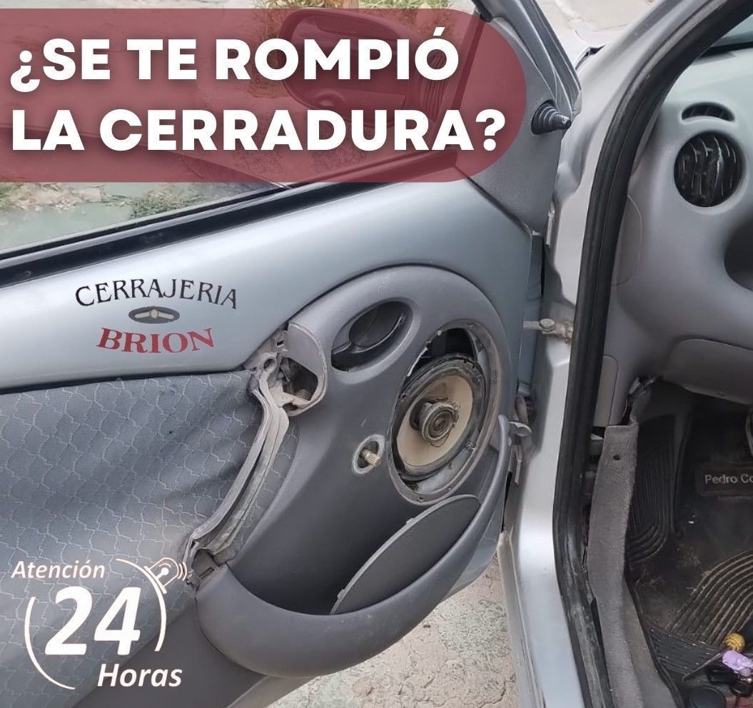 Interior de la puerta del coche dañado con altavoz expuesto. Texto: