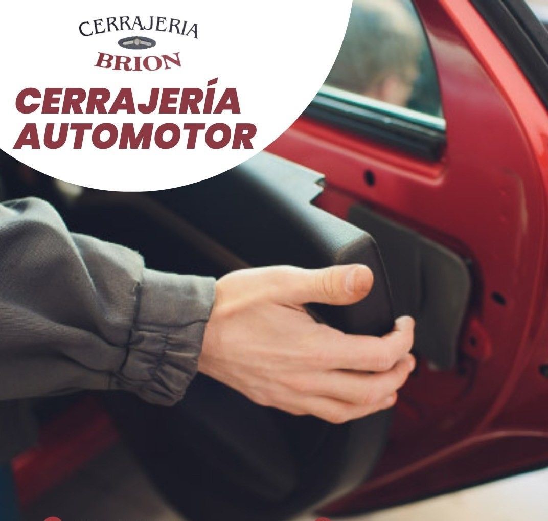 Mano de persona trabajando en puerta de auto, texto: