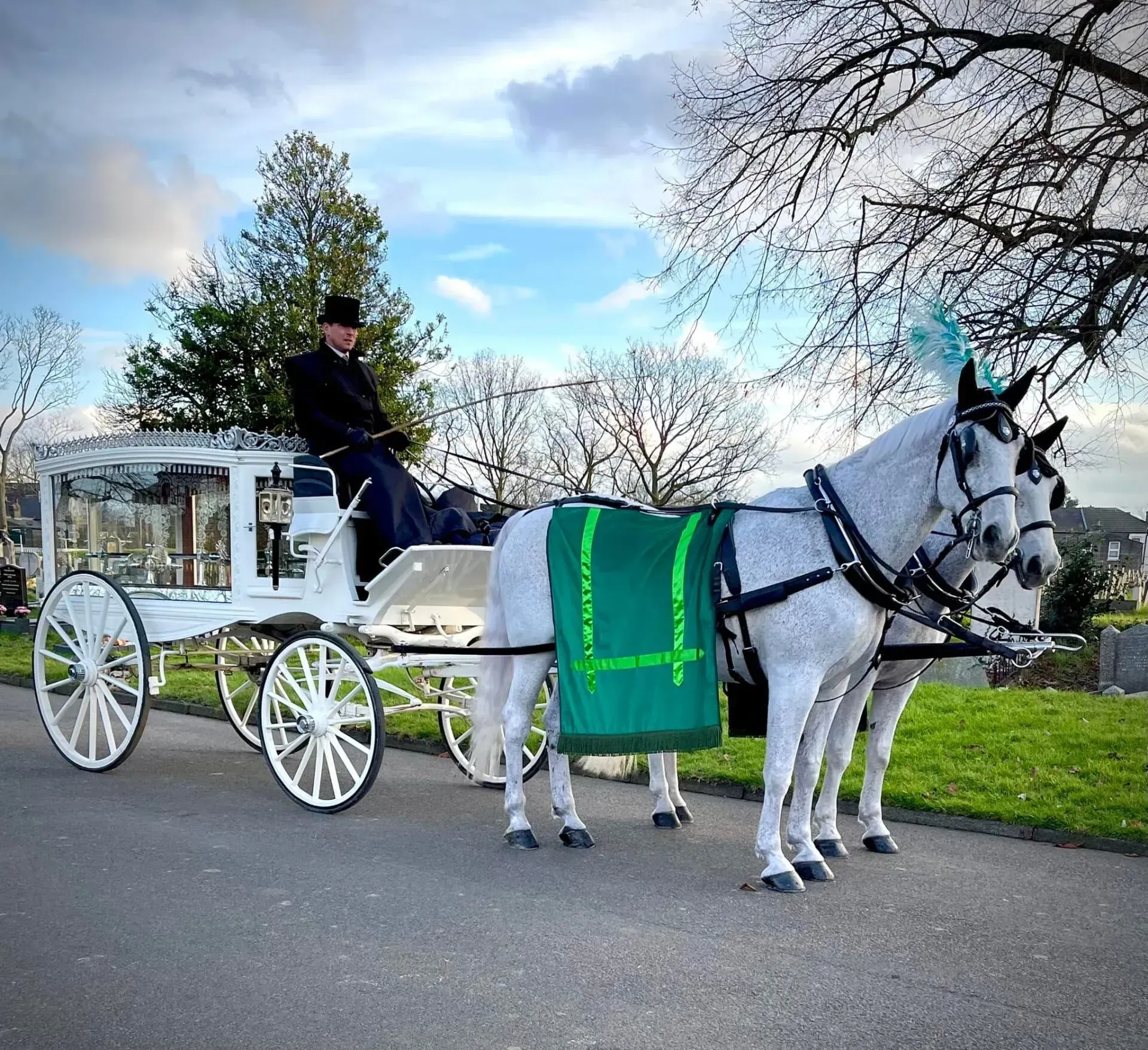 A horse drawn carriage with the letter l on the back
