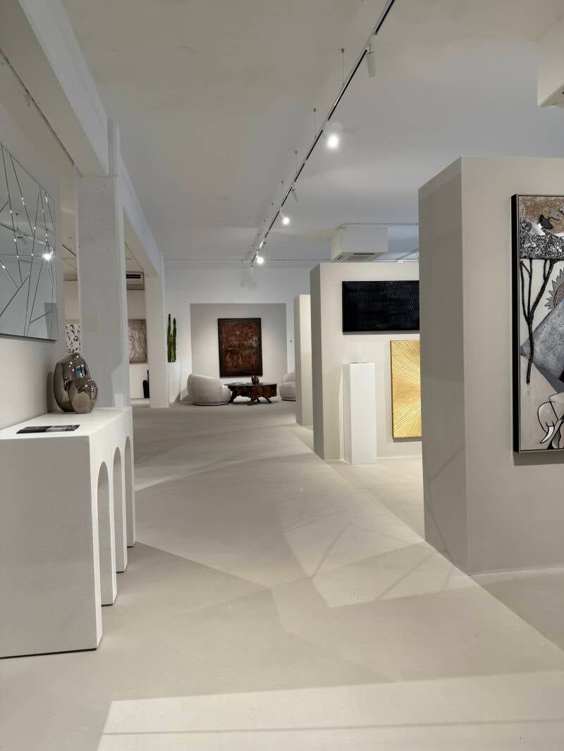 Corridoio bianco con galleria d'arte, uno spazio lungo, luminoso e moderno.