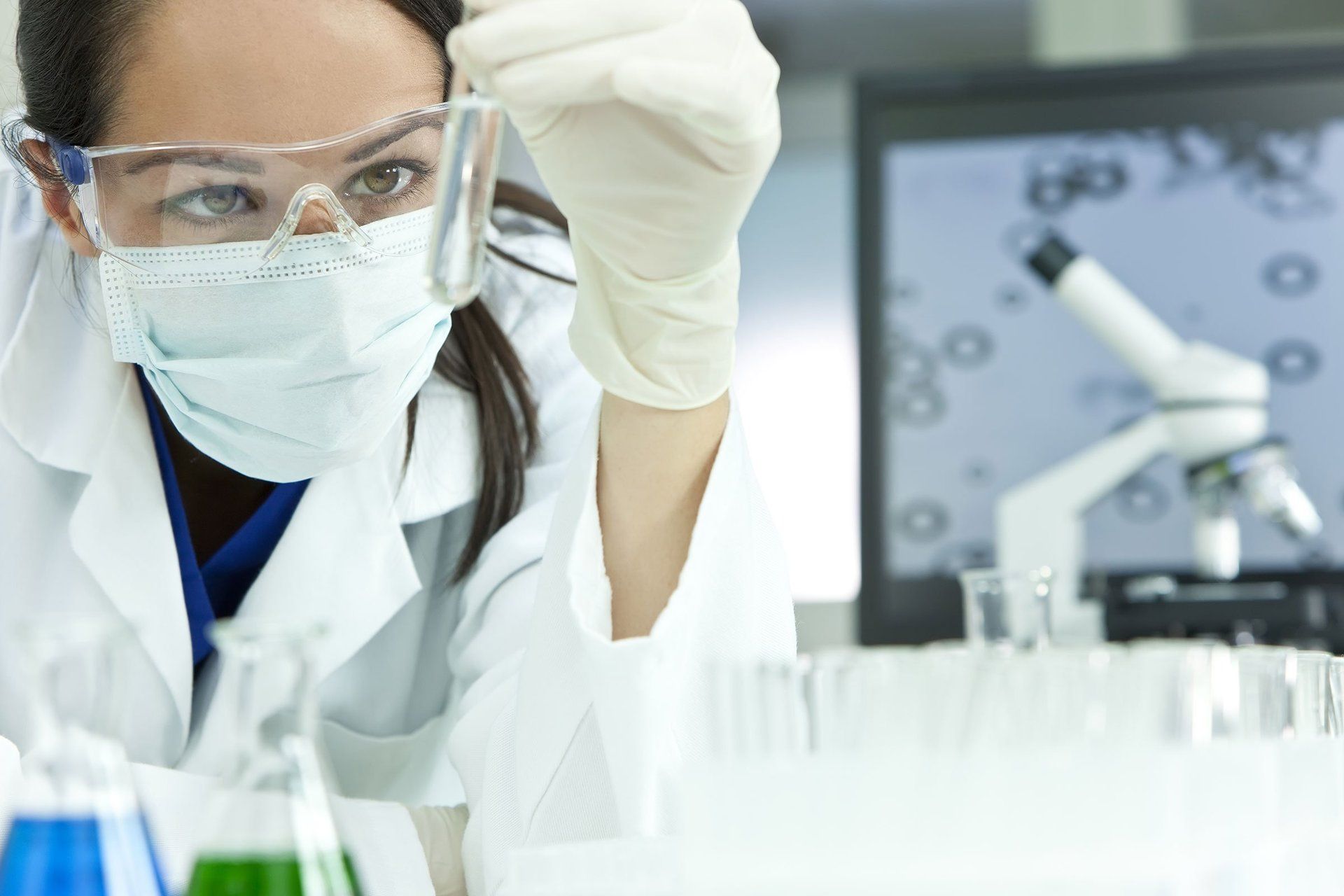 Tecnico di laboratorio con mascherina e provetta