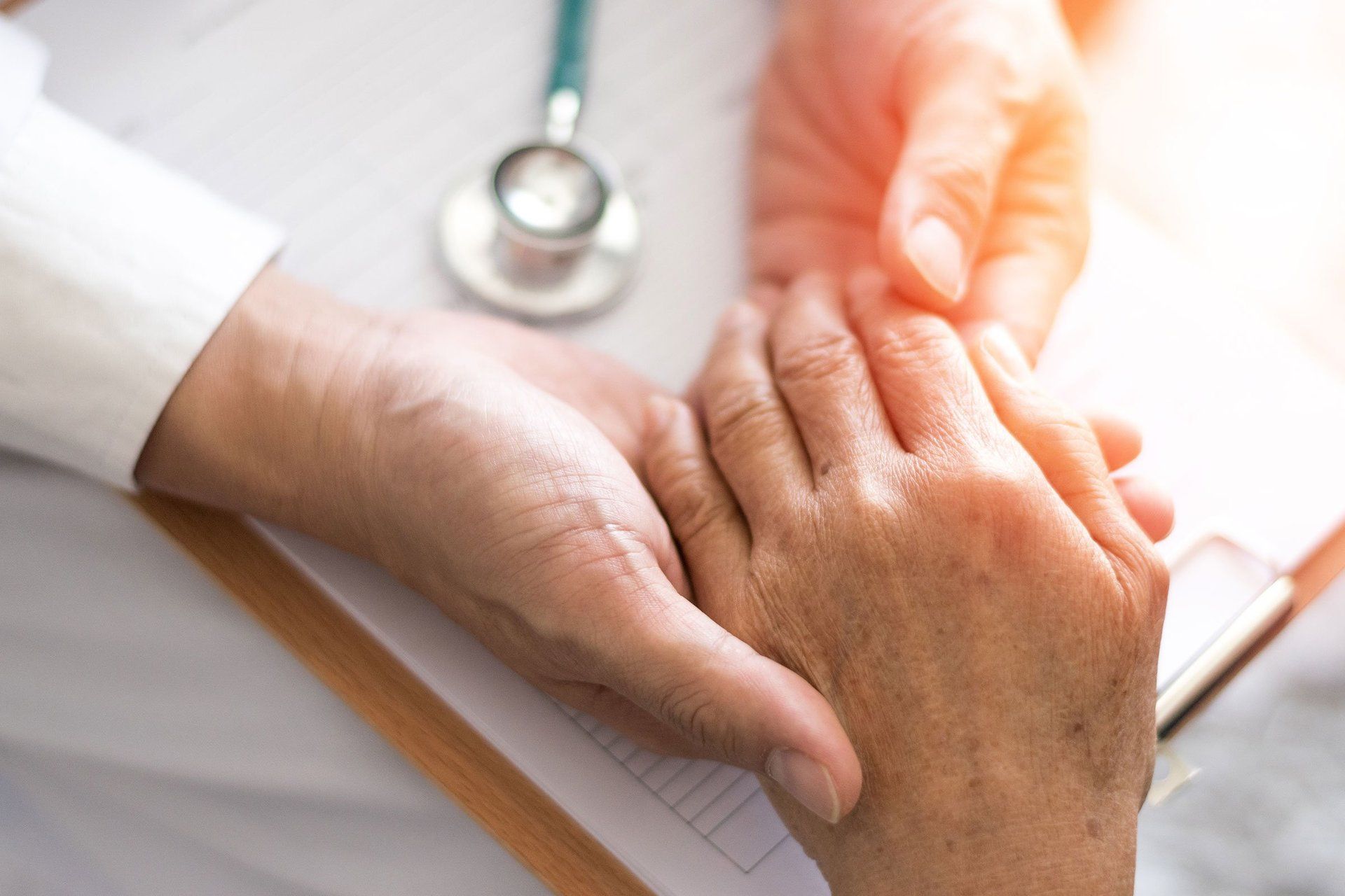 Medico che controlla la mano al paziente