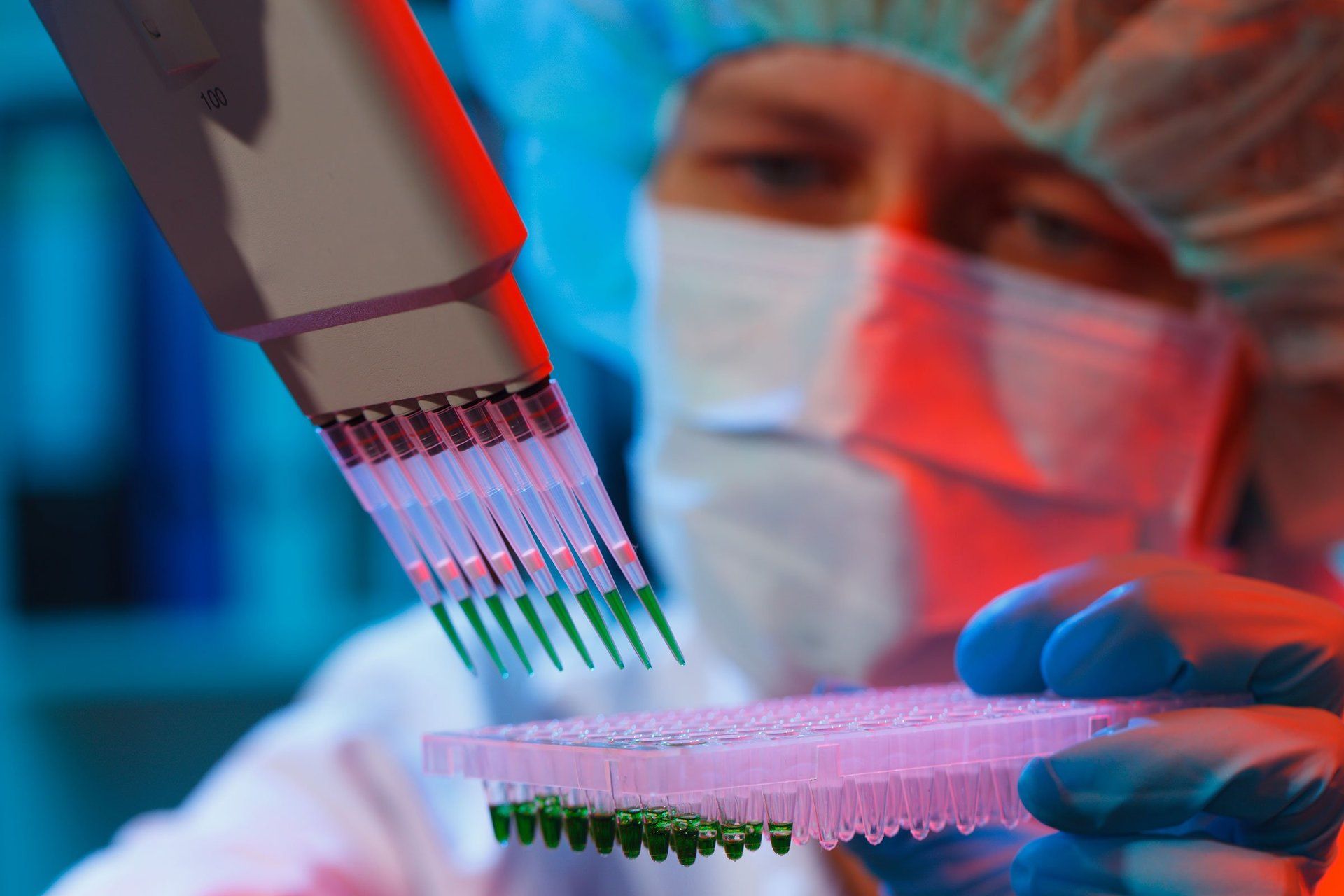 Tecnico di laboratorio con provette di sangue