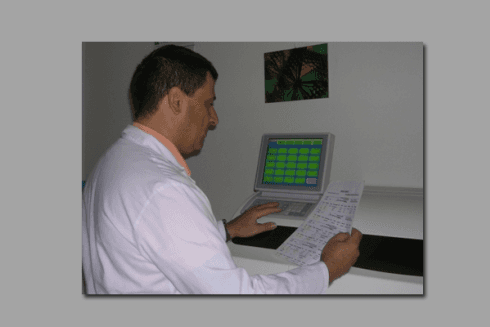 Medico con referto davanti a macchinario