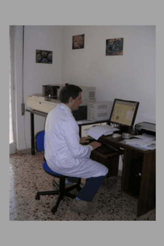 Medico in laboratorio