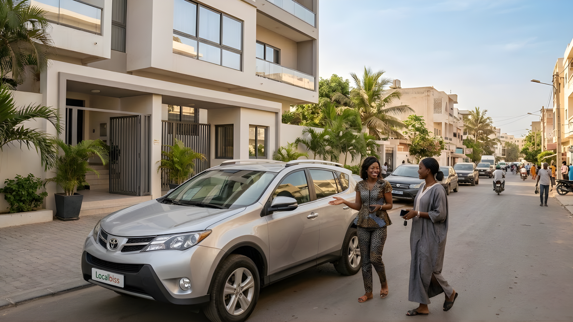 Deux femmes près d'un SUV argenté dans une rue de la ville, faisant un geste près d'un immeuble