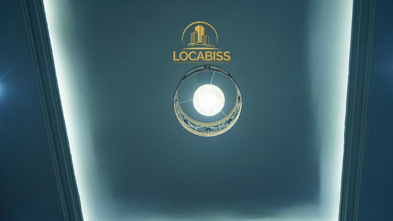 Un plafond avec une lumière suspendue et un logo dessus.