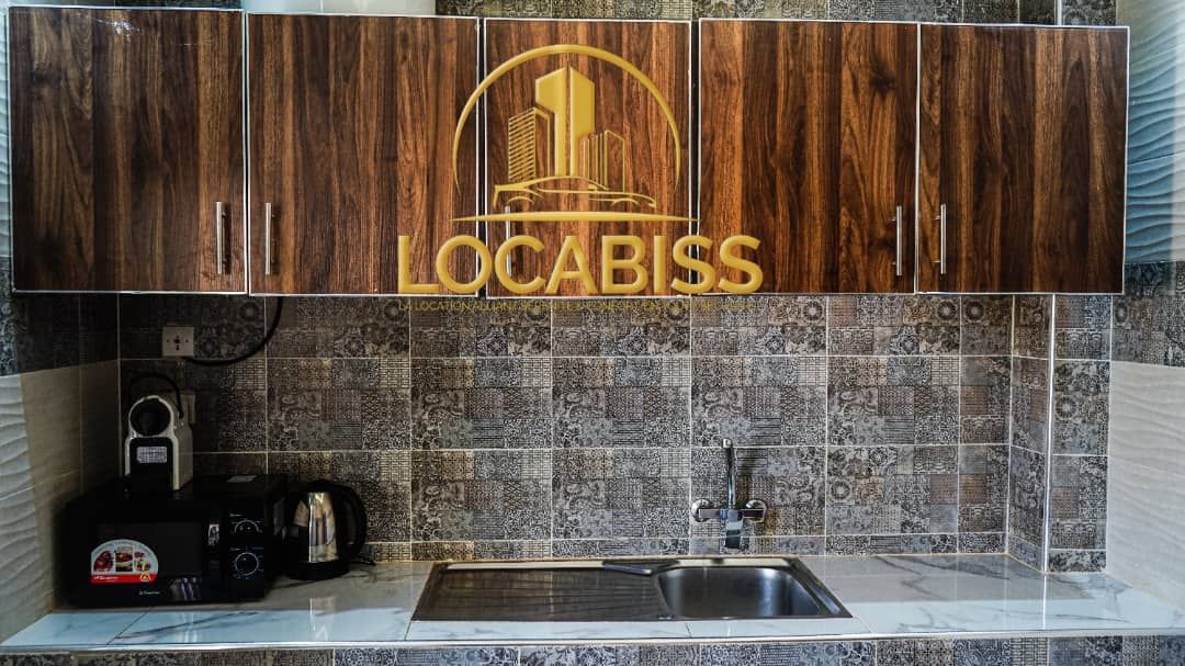 Une cuisine avec des armoires en bois et un évier.