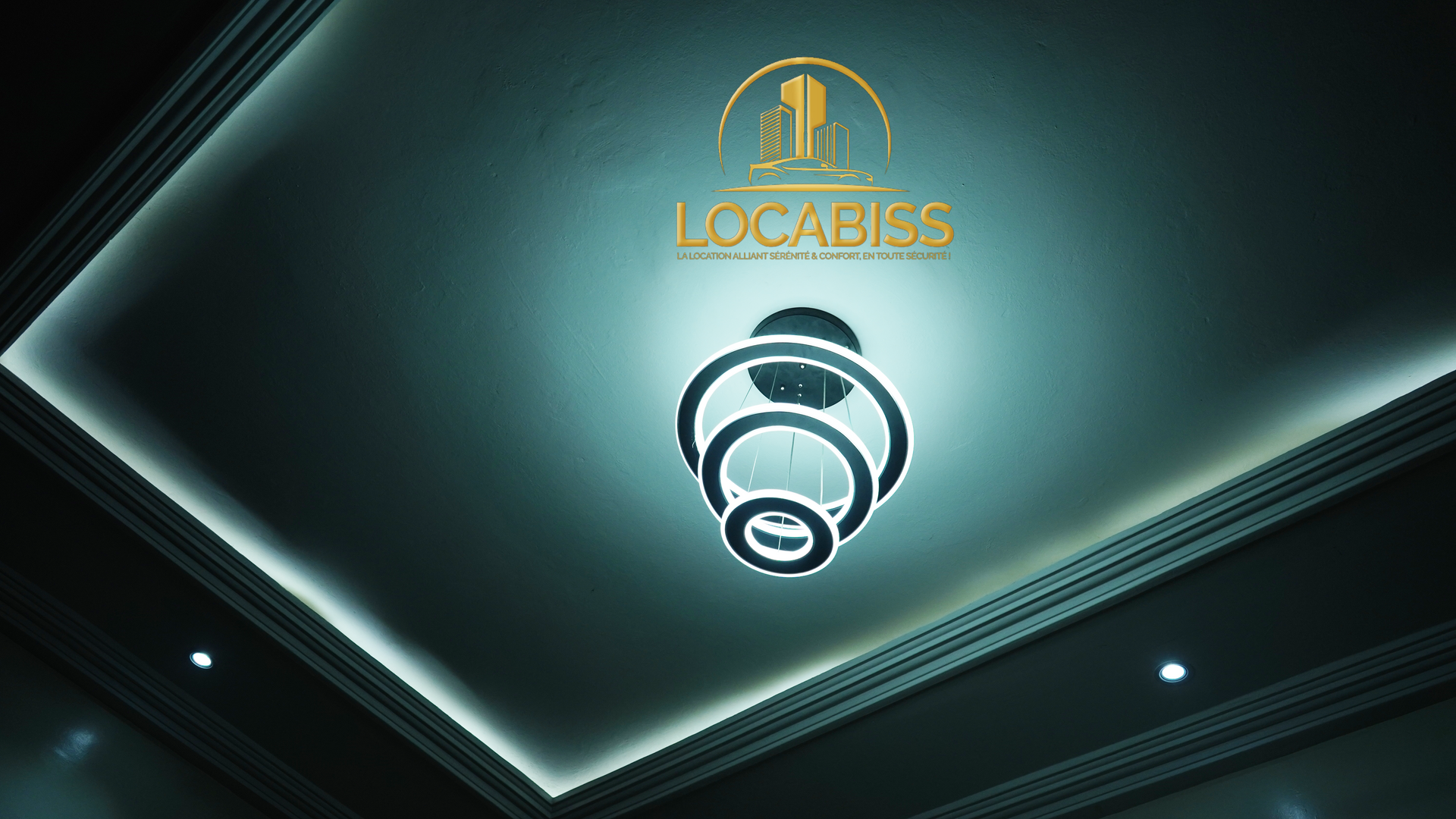 Un plafond avec une lumière dessus et un logo pour les locables