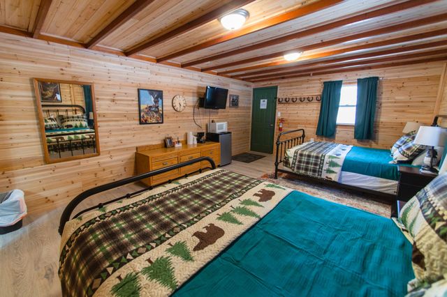 Mountain cabin 山小屋 Mountain cabin 山小屋 Mountain Cabin in a Natural Setting